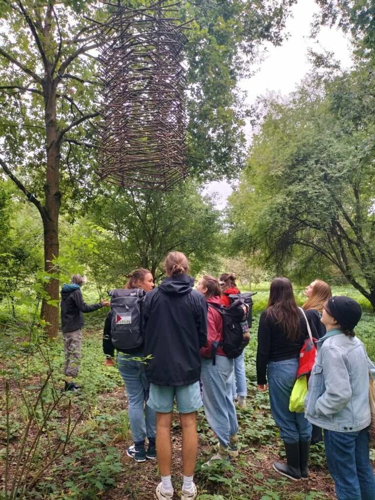 Bildungsreise Permakultur - Gruppe auf der Permakulturwiese